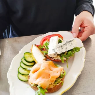 cafe-sophie-fruehstueck-lachs-kaese.webp