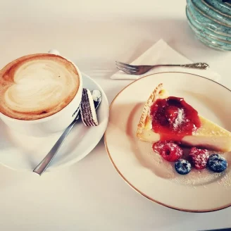 cafe-sophie-veganer-kaesekuchen.webp